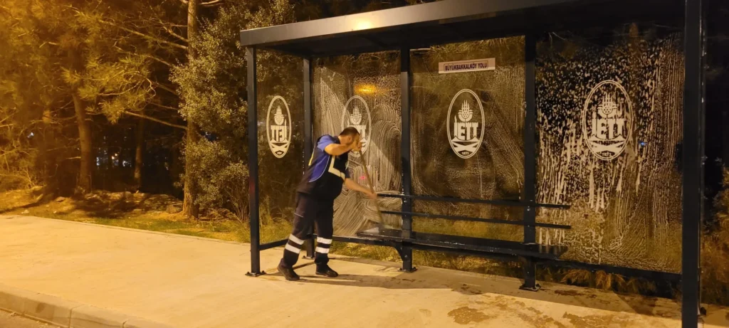 İETT Durakları Çalışma Arkadaşlarımızın Emekleriyle Tertemiz
